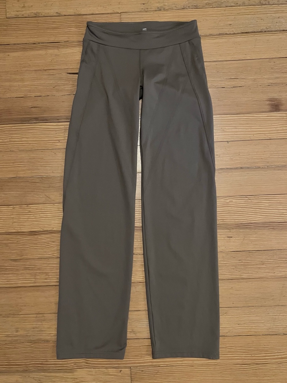 NWOT Free People Movement Choreographer Pants in Dusty Olive Sz XS.
